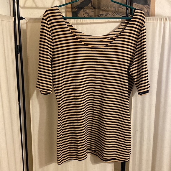 Banana Republic Scoop Neck 1/2 Sleeve Top. Excellent condition. - Picture 2 of 4